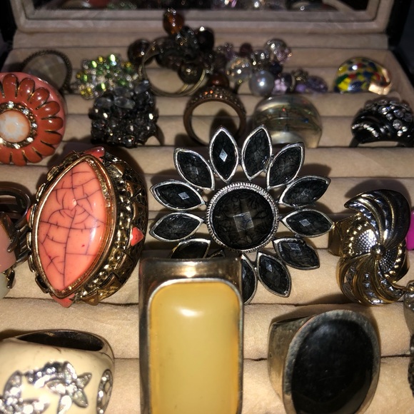 A bulk lot of 20 used rings - Picture 3 of 5